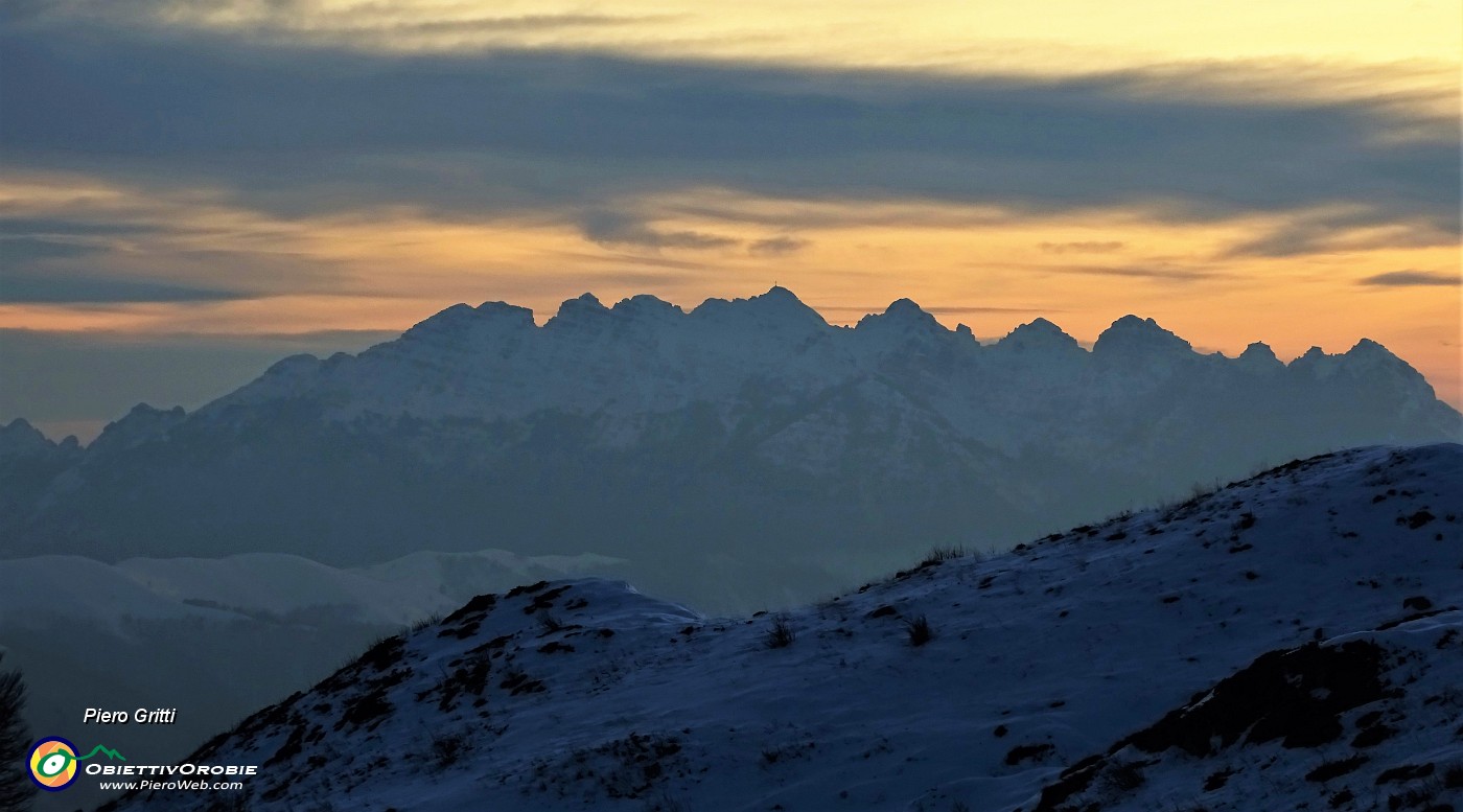 64 Verso il Resegone il cielo si colora di tramonto.JPG -                                